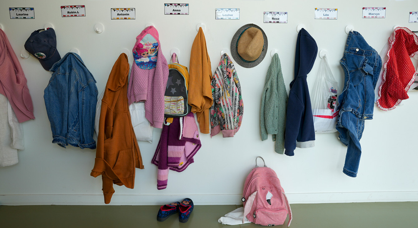 Des manteaux accrochés dans un couloir d'école