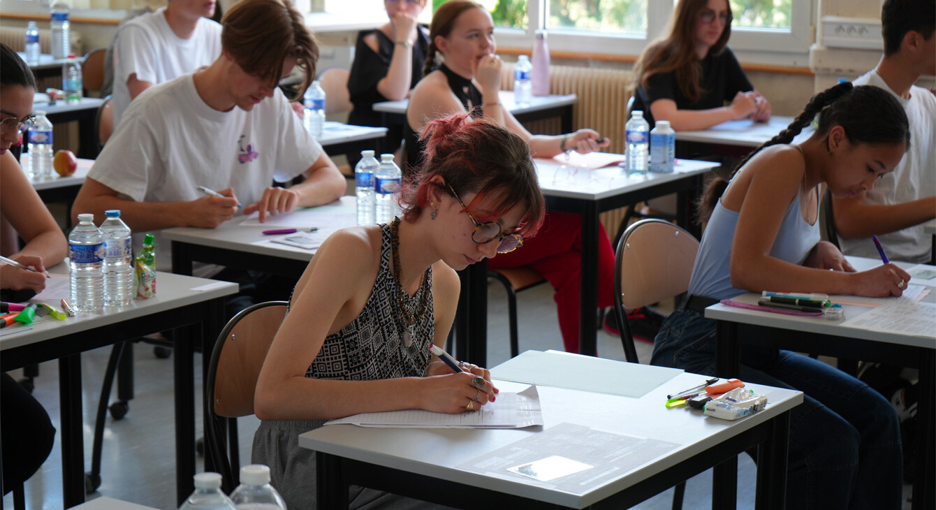 Élève dans une classe qui passe l'écrit du bac