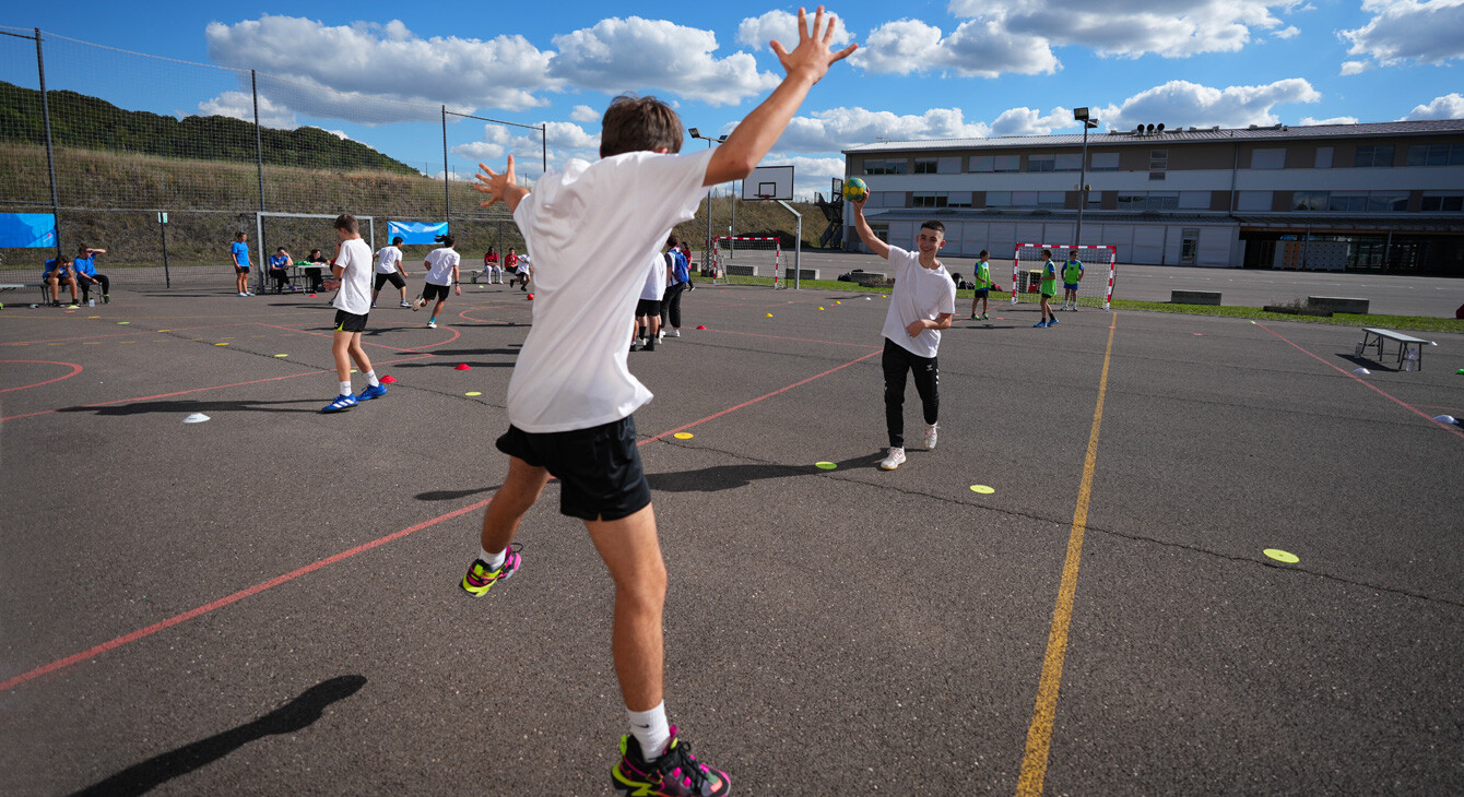 Adolescents qui jouent au handball
