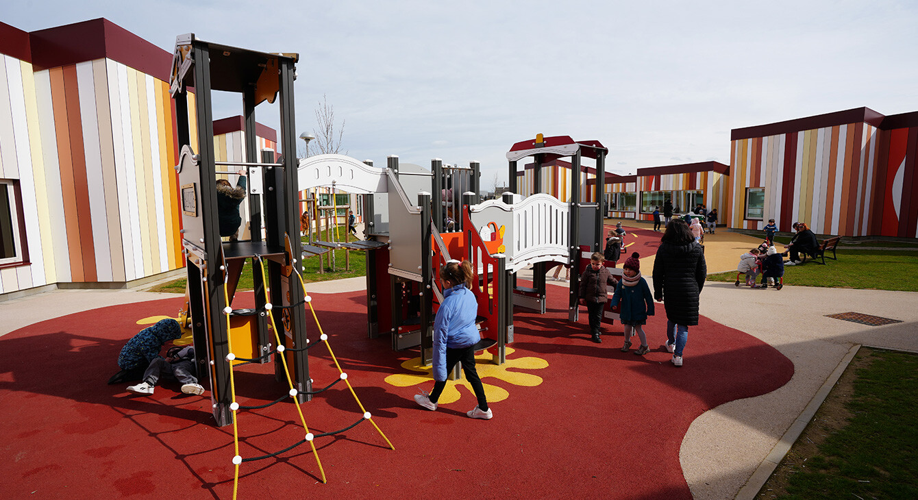 Enfants dans la cour de l'école Job Durupt à Tomblaine