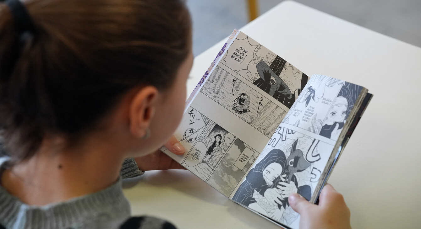 Une élève en train de lire un manga