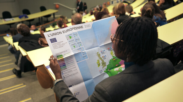Photo d'une personne regardant une carte de l'union européenne