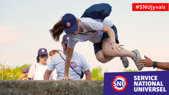 Jeune fille au SNU qui saute par dessus un mur