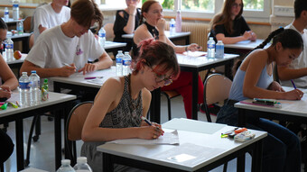 Élève dans une classe qui passe l'écrit du bac