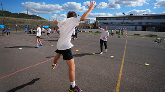 Adolescents qui jouent au handball