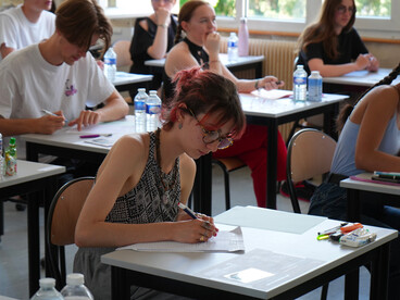 Élève dans une classe qui passe l'écrit du bac