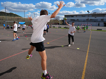 Adolescents qui jouent au handball