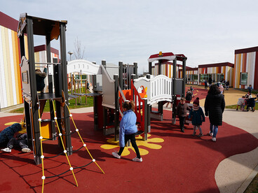 Enfants dans la cour de l'école Job Durupt à Tomblaine